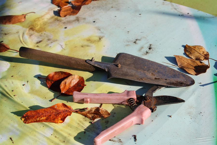 verschmutzte Gartengerte