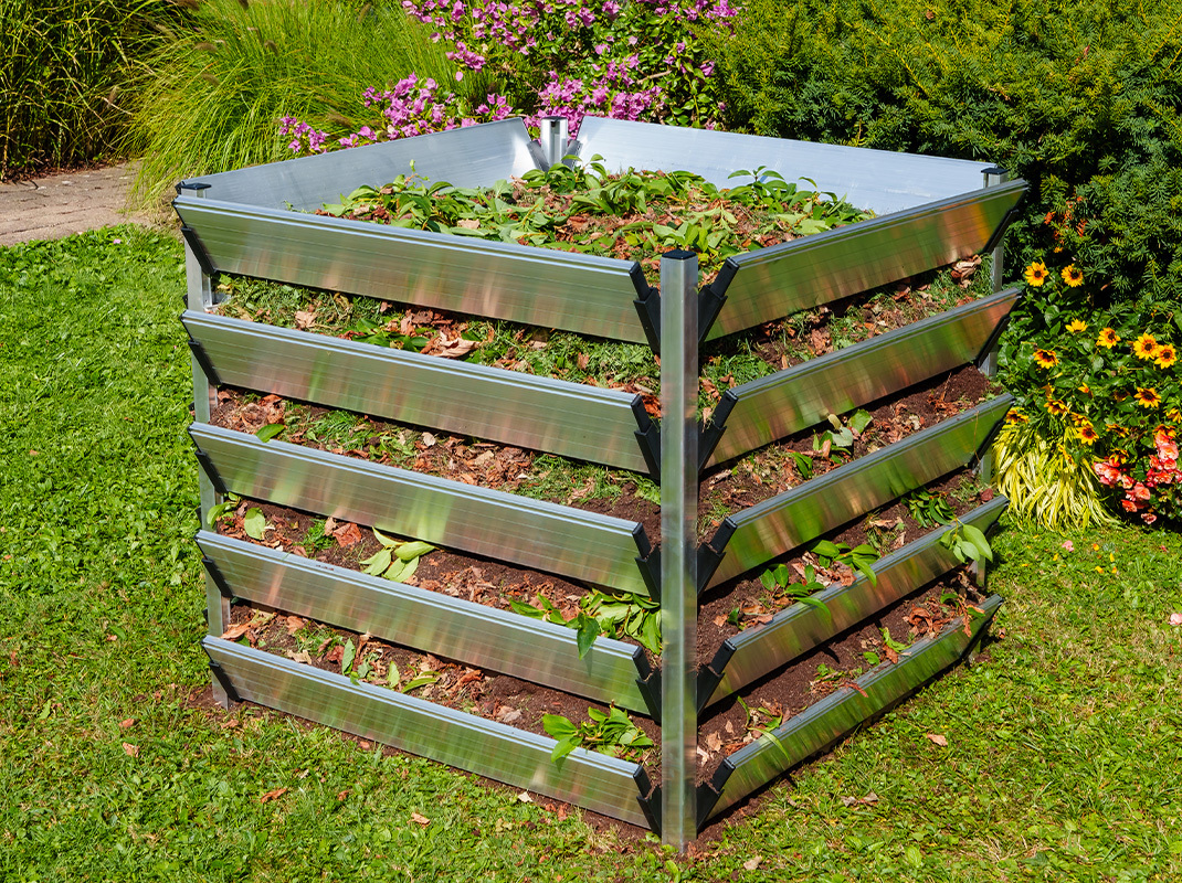 Kompostplatz im Garten zur Verwertung von Herbstlaub und Gartenresten