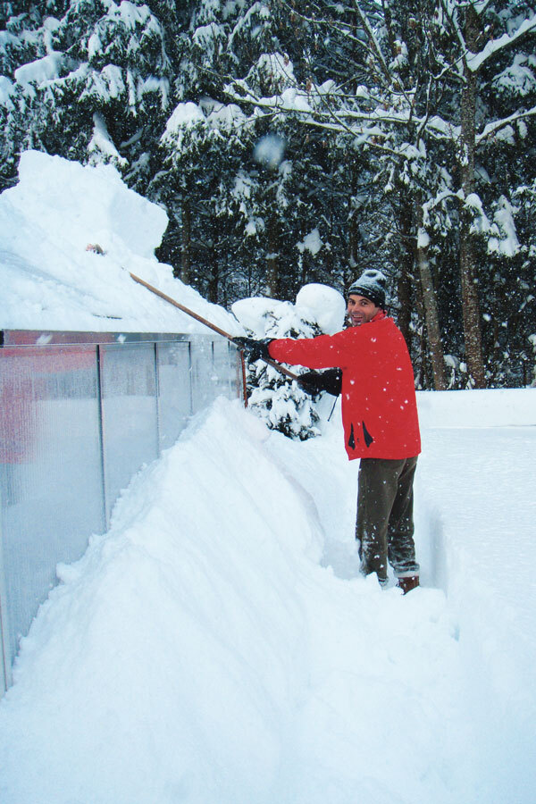 Gewchshaus mit Schnee